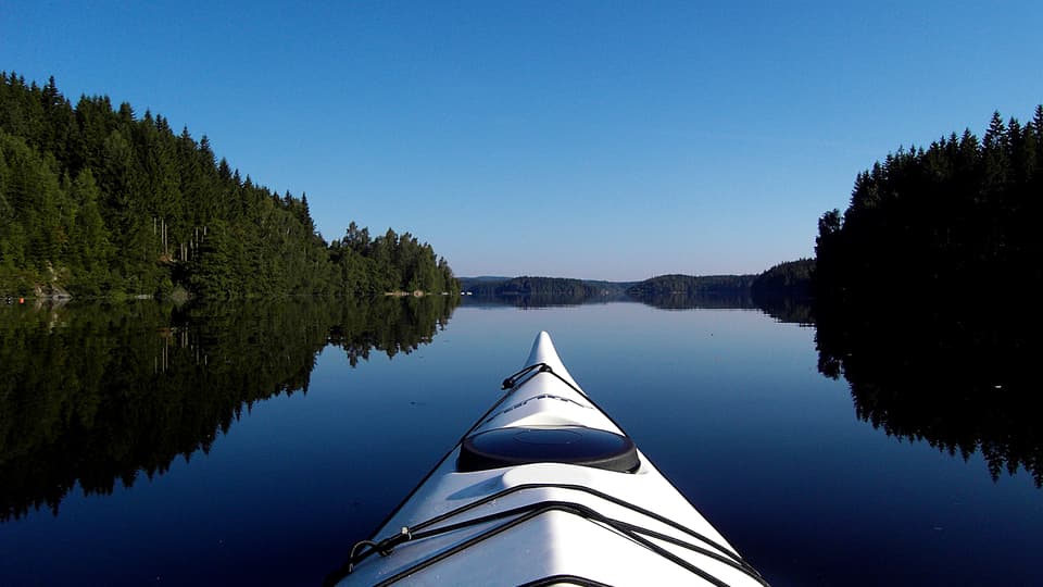 kajak i stilla älv