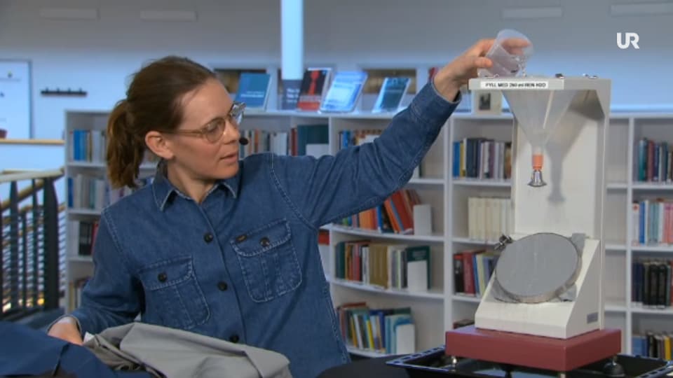 Louisa Swenne testar funktionaliteten på skaljacka