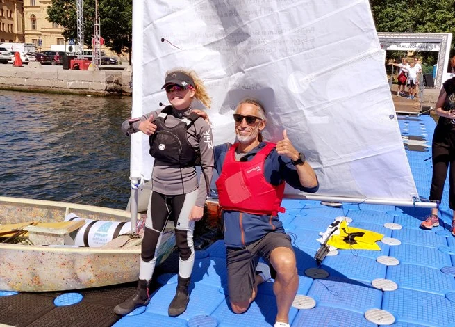 Oscar Kihlborg och Herta Liljegren gör tumme efter ett kappseglingsrace