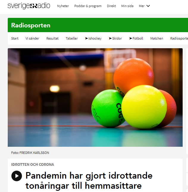 från radiosporten, fyra bollar i en pyramid på golvet i stor sal